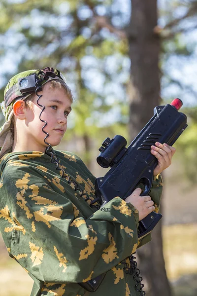 Chlapec se zbraní hrající laser tag — Stock fotografie