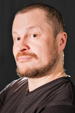 Sakallı orta yaşlı adam