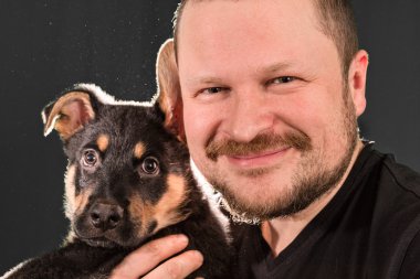 Köpek yavrusu olan bir adam portresi
