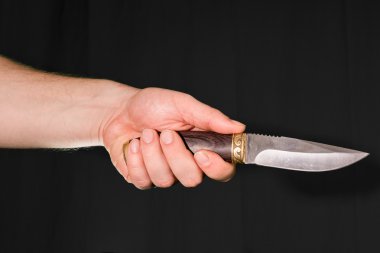 Adamın elinde bıçak el