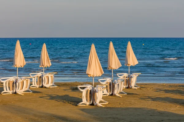Средиземноморские пляжные зонтики — стоковое фото