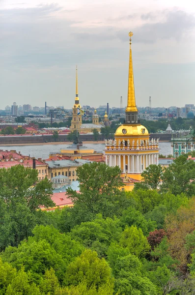 Ammiragliato edificio vista aerea dal colonnato di St. Isaacs Cattedrale di San Pietroburgo Russia — Foto Stock