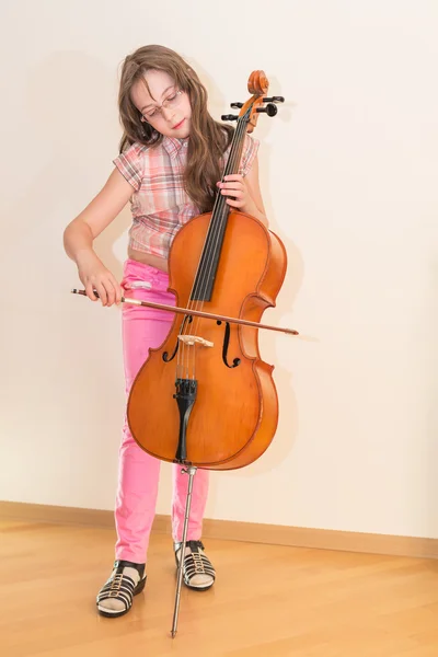 Красивая девушка практикуется играть на виолончели — стоковое фото