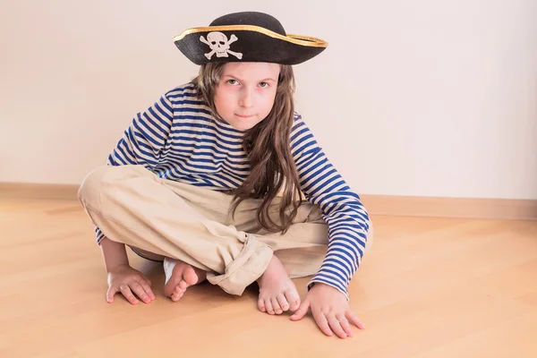 Hübsches Teenie-Mädchen sitzt im Piratenkostüm auf dem Boden — Stockfoto