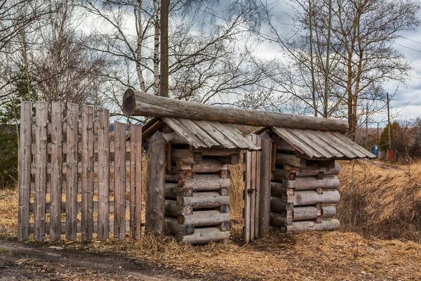 Porte en bois style rustique traditionnel — Photo