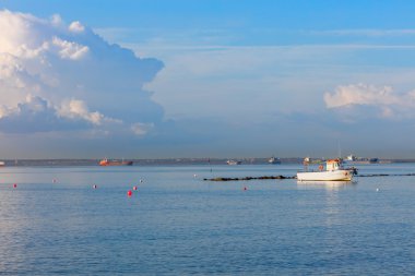 Gemiler ve mavi gökyüzü, Kıbrıs Limasol Akdeniz kıyılarında