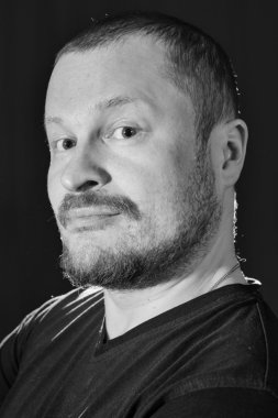 Sakallı orta yaşlı adam