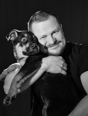 Köpek yavrusu olan bir adam portresi