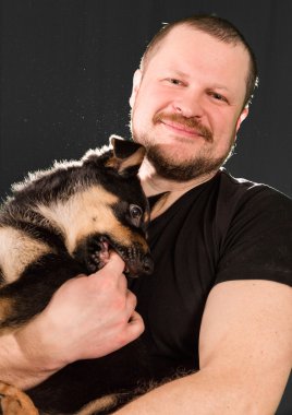 Köpek yavrusu olan bir adam portresi