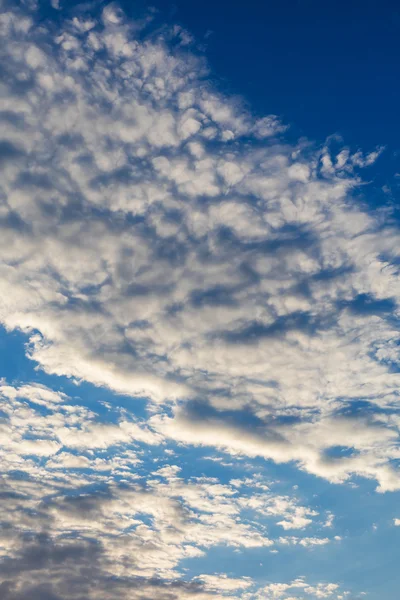 Nuvens brancas céu azul fundo natural — Fotografia de Stock