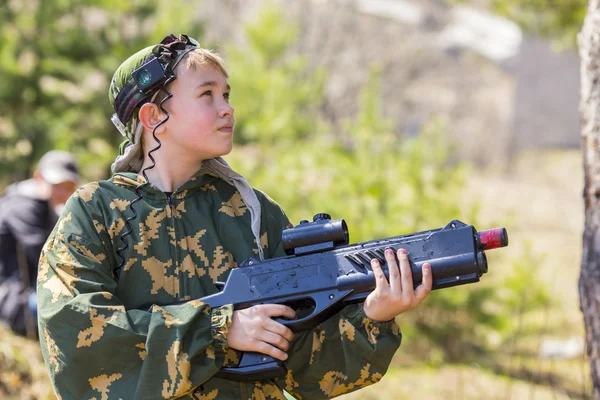 Pojke med en pistol spelar laser tag — Stockfoto