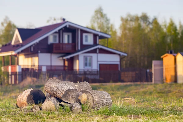 Landschaft mit Hütte und Brennholz — Stockfoto