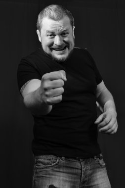 Agresif zorba bir yumruk ile tehdit ediyor.