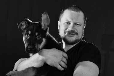 Köpek yavrusu olan bir adam portresi