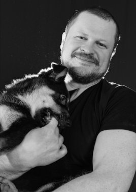 Köpek yavrusu olan bir adam portresi