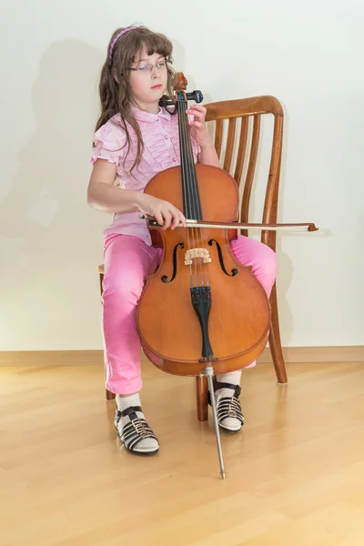 Muito jovem praticar tocando violoncelo — Fotografia de Stock