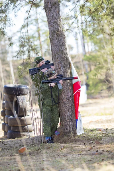 Chlapec se zbraní hrající laser tag — Stock fotografie