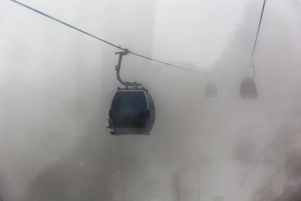 Ski Lift cabine in de mis — Stockfoto