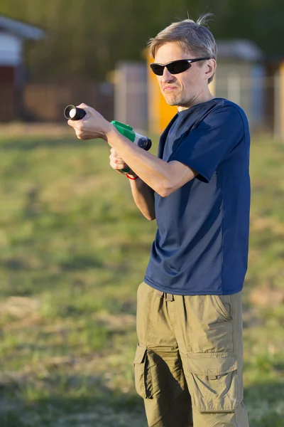 Robuster Mann mit Sonnenbrille — Stockfoto