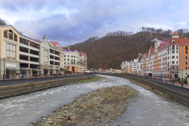 Rosa Khutor, Rusya Federasyonu - 27 Mart 2016: Rosa Khutor 2014 Olimpiyat Oyunları için inşa Msrch görünümü Kayak Merkezi Dünya sınıf