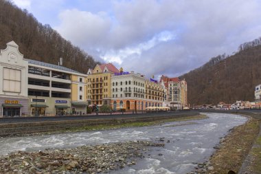 Rosa Khutor, Rusya Federasyonu - 27 Mart 2016: Rosa Khutor 2014 Olimpiyat Oyunları için inşa Msrch görünümü Kayak Merkezi Dünya sınıf