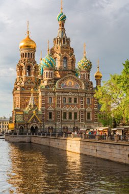 Saint Petersburg, Rusya - 27 Mayıs 2015: Yansımaları ile Kan Kurtarıcı Kilisesi