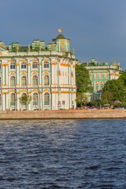 Saint Petersburg, Rusya - 30 Mayıs 2015: Kış Sarayı yer almaktadır nerede devlet Hermitage Müzesi Neva Nehri'nin