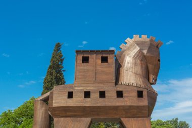 Truva, Türkiye - 29 Nisan 2015: Modern ahşap heykel Truva atı antik Truva'nın