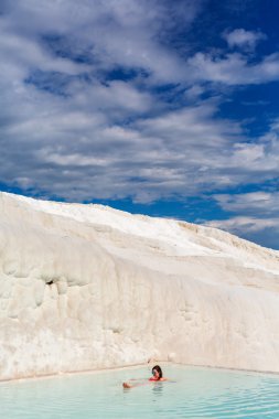 Genç kadın doğal küçük gölde yüzmek
