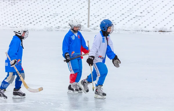 KOROLEV, RUSSIA - 8 marzo 2016: Giovani ragazzi durante l'allenamento di hockey su ghiaccio allo stadio all'aperto Vympel — Foto Stock
