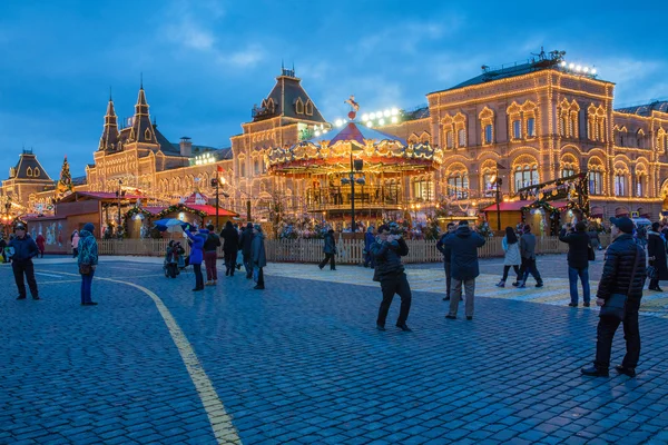 MOSCÚ, RUSIA - 25 DE ENERO DE 2016: Plaza Roja, GUM, Decoración e iluminación para las fiestas de Año Nuevo y Navidad noche — Foto de Stock