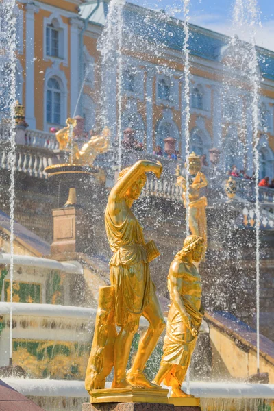 SAINT PETERSBURG, RÚSSIA - 29 de maio de 2015: Esculturas e fontes da Grande Cascata em Peterhof — Fotografia de Stock