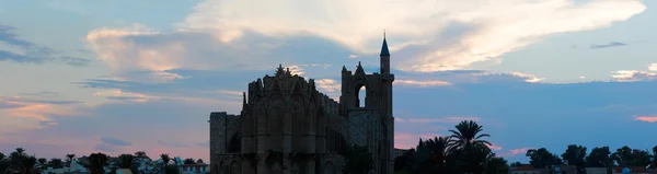 FAMAGUSTA, CYPRUS DO NORTE - NOVEMBRO 30, 2015: Mesquita Lala Mustafa Pasha, antiga Catedral de São Nicholass às nuvens do pôr-do-sol — Fotografia de Stock