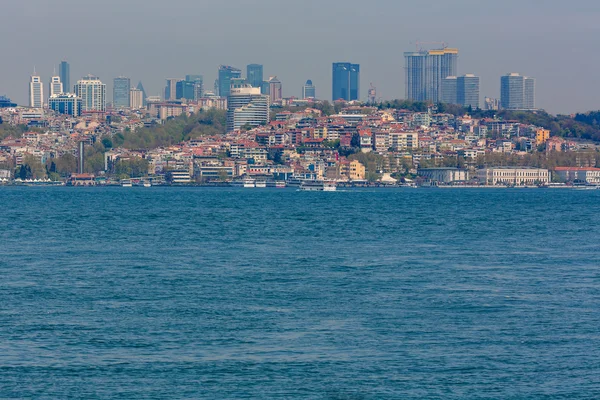 ISTANBUL, TURKEY - 27 апреля 2015 года: Небоскрёбы Стамбула из Босфора — стоковое фото