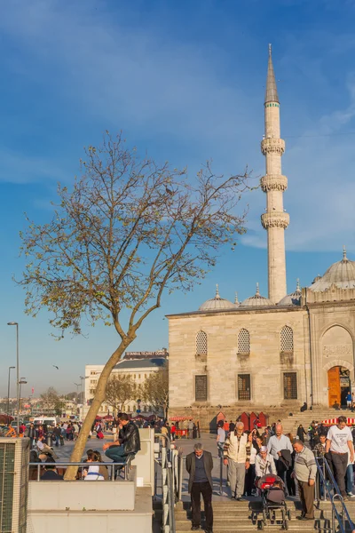 ISTANBUL, TURQUIA - 27 de abril de 2015: pessoas caminhando no bairro de Eminonu, em Istambul, perto da Mesquita Nova Yeni Camil — Fotografia de Stock