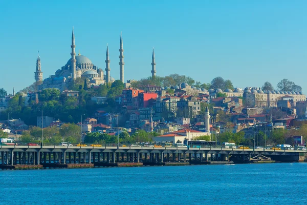 ISTANBUL, TURQUÍA - 27 DE ABRIL DE 2015: Paisaje urbano de Estambul desde el Bósforo durante el viaje en barco —  Fotos de Stock