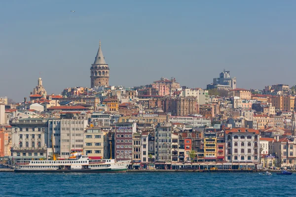 Istanbul, Turkiet - 27 April 2015: Stadsbilden i Istanbul och utsikt över Galatatornet från Bosporen — Stockfoto