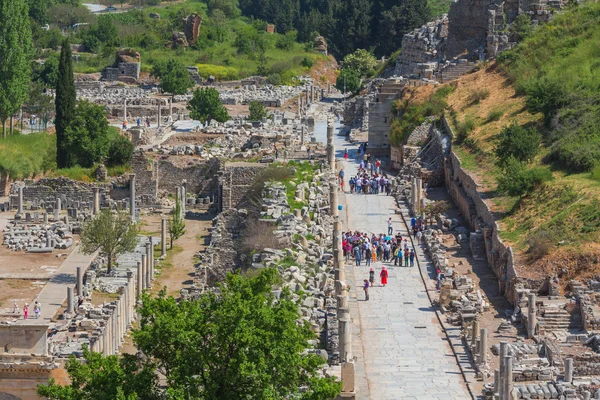 SELCUK, TURKEY - May 3, 2015: tourists watching ruins of ancient Ephesus — стоковое фото