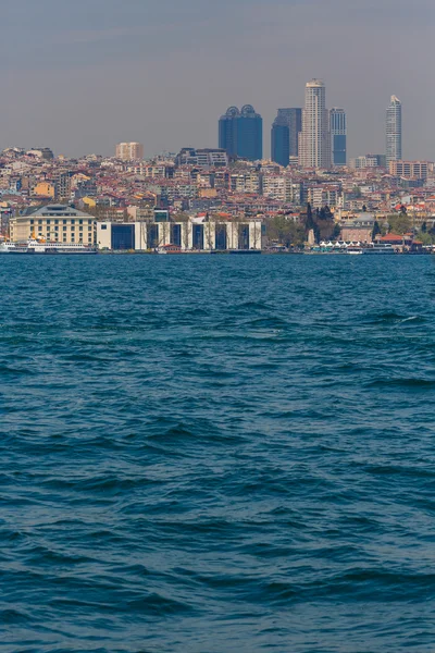 ISTANBUL, TURKEY - 27 апреля 2015 года: Небоскрёбы Стамбула из Босфора — стоковое фото