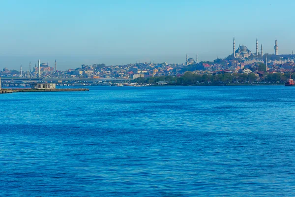 Κωνσταντινούπολη, Τουρκία - 27 Απριλίου 2015: Αστικό τοπίο της Κωνσταντινούπολης από τον Βόσπορο κατά τη διάρκεια το ταξίδι με πλοίο — Φωτογραφία Αρχείου