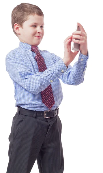Carino giovane ragazzo guardando smartphone — Foto Stock