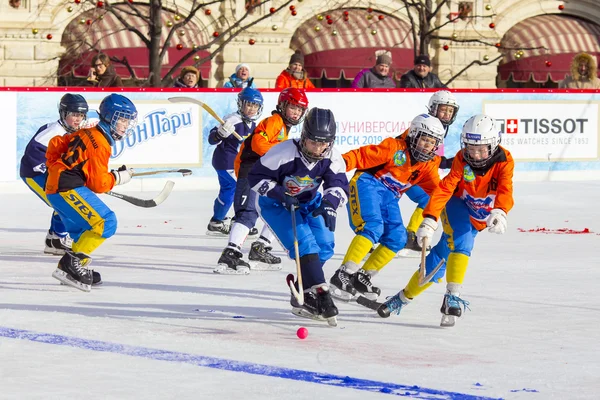 Moskova, Rusya - 26 Şubat 2016: son bandy turnuva Moskova Patriği ve bütün Rusya ödüller için kırmızı meydanında yapıldı — Stok fotoğraf