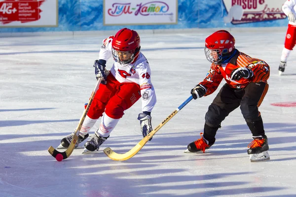 MOSCA, RUSSIA - 26 FEBBRAIO 2016: l'ultimo torneo bandy per i premi del Patriarca di Mosca e di tutta la Russia si è svolto sulla Piazza Rossa — Foto Stock