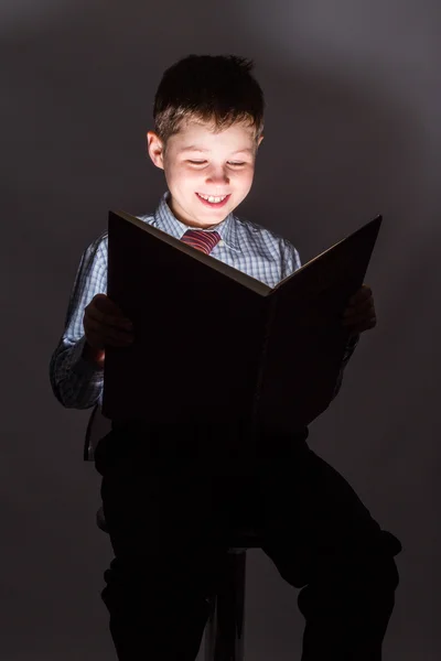 年轻的学生阅读书在黑暗中 — 图库照片