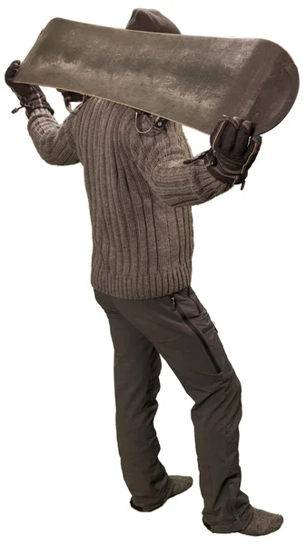 Mann im Pullover steht mit Snowboard — Stockfoto