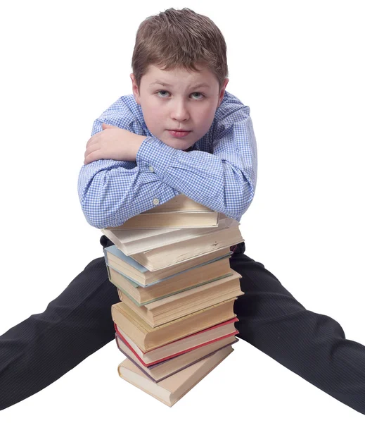 Jonge jongen in klassieke jurk zit met hoopje van boeken — Stockfoto