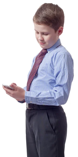Красивый мальчик смотрит на смартфон — стоковое фото