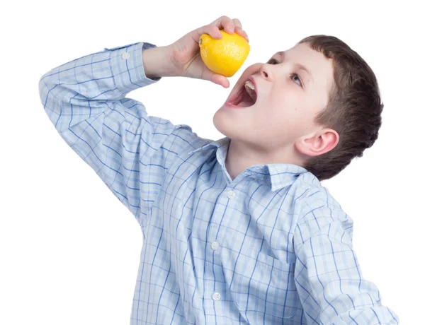 Niño con camisa comiendo limón —  Fotos de Stock