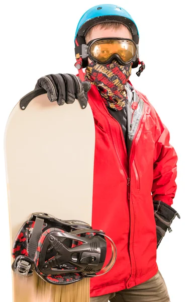 Чоловік в червоній куртці стоїть зі сноубордом — стокове фото