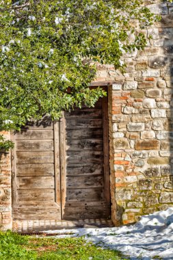 Kışın eski ahşap kapı ve duvar manzarası